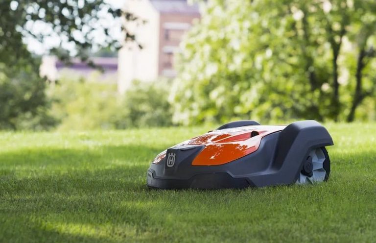 Husqvarna Mähroboter Sportplatz